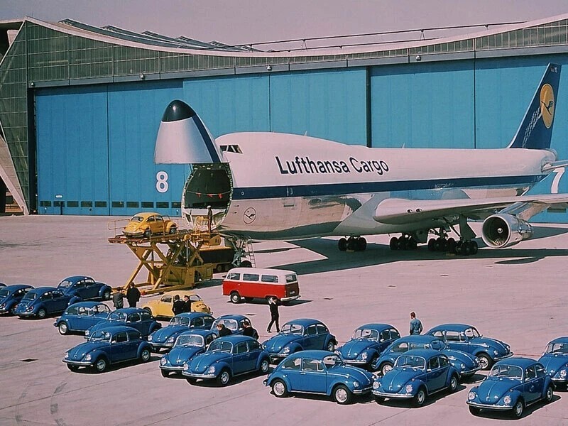 На борт Boeing 747 авиакомпании Lufthansa поместилось 72 автомобиля Volkswagen Beetle! 1972 год