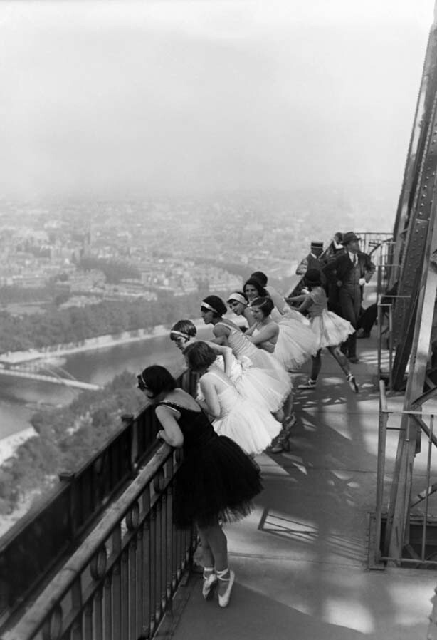 Танцовщицы кабаре Мулен Руж на Эйфелевой башне, 1929 год