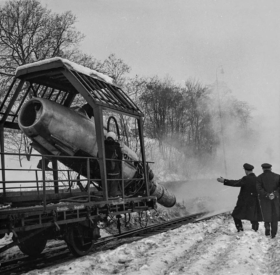 Чехословацкие железнодорожники расчищают пути с помощью двигателя МиГ-15 после сильной снежной бури в 1970 году