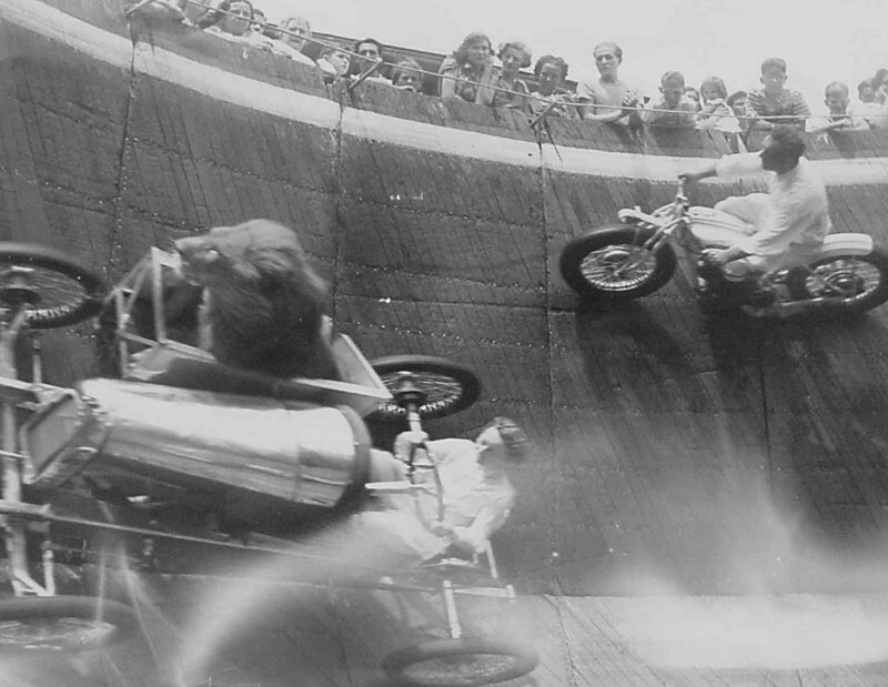 Лев едет в коляске на Стене Смерти (называемой Лиондром) в трюке, выполненном Джеком О'Мэлли и «Бесстрашным» Эгбертом. 1930-е годы