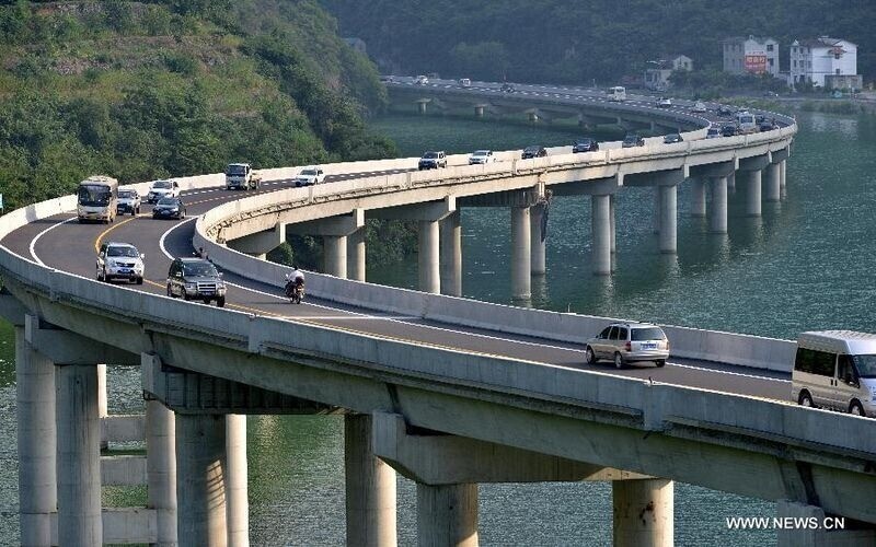 Зачем в Китае проложили шоссе прямо посередине реки