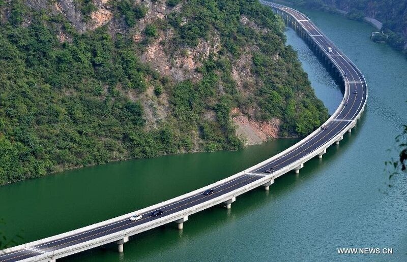 Зачем в Китае проложили шоссе прямо посередине реки