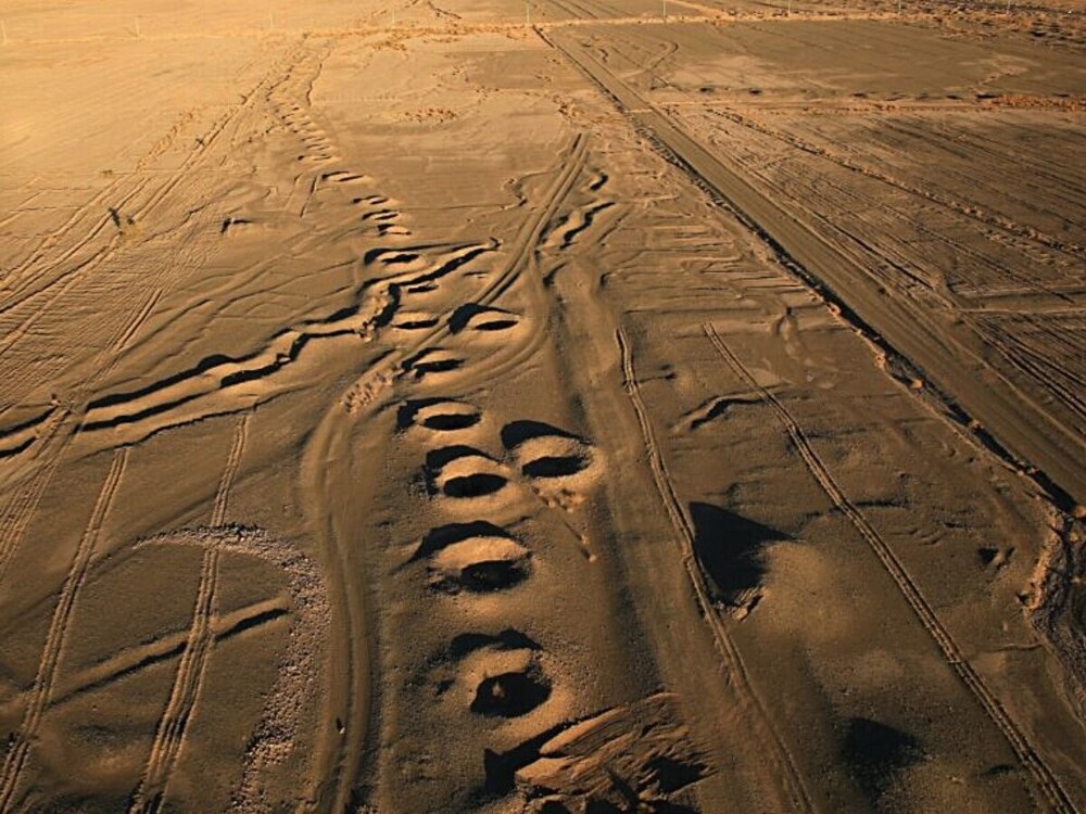 Что за цепочку странных дыр можно увидеть в иранской пустыне