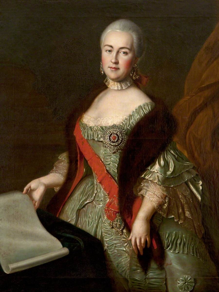 7. Императрица Екатерина II известна своими эротическими шалостями. Они нанимала специальных людей, которые щекотали ей ступни, рассказывали непристойные истории, и шлёпали её