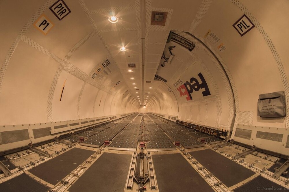 2. Внутри самолёта Boeing 747 компании FedEx. Компания эксплуатирует более 600 самолётов и имеет 4-ый по величине автопарк в мире. Они ежедневно доставляют грузы практически во все страны мира