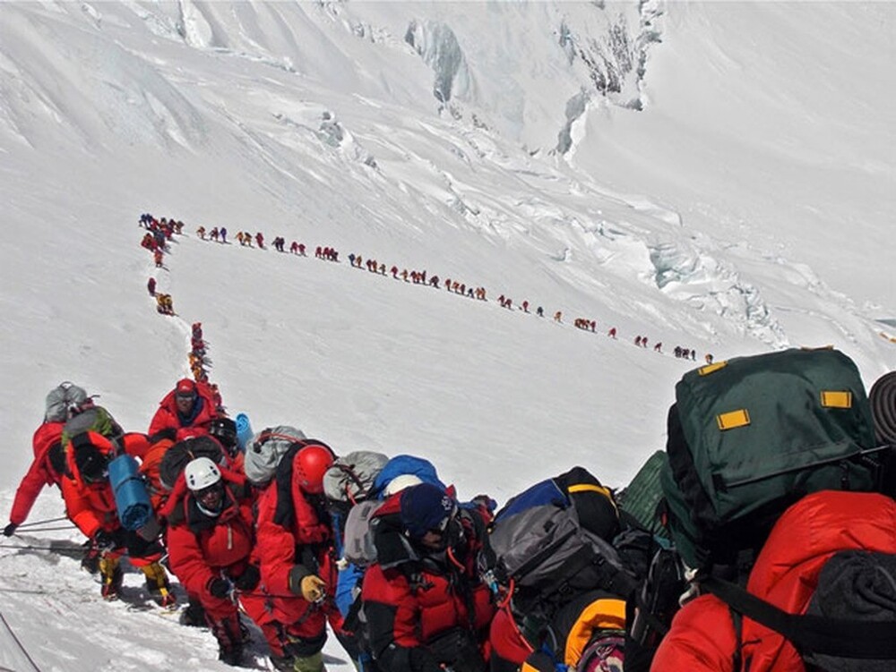 28. "Пробка" из альпинистов при восхождении на Эверест. Десятки альпинистов погибают в попытке покорить вершину мира. Если альпинист погибает, как правило, тело слишком опасно спускать, поэтому его обычно оставляют на горе