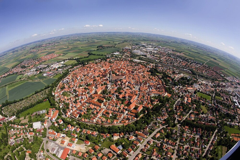 26. Нёрдлинген - город в Германии, полностью расположенный внутри массивного метеоритного кратера. Город построили в 898 году
