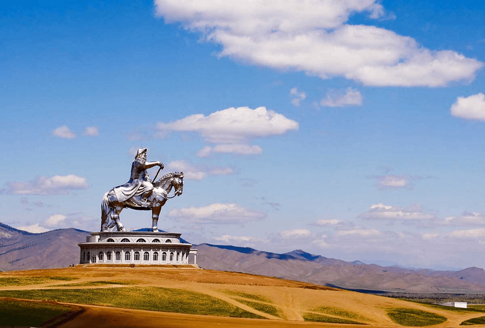 4. Эта статуя Чингисхана - крупнейший памятник хану в Монголии и самая большая конная статуя в мире. Её высота без постамента - 40 метров. На голове лошади располагается смотровая площадка