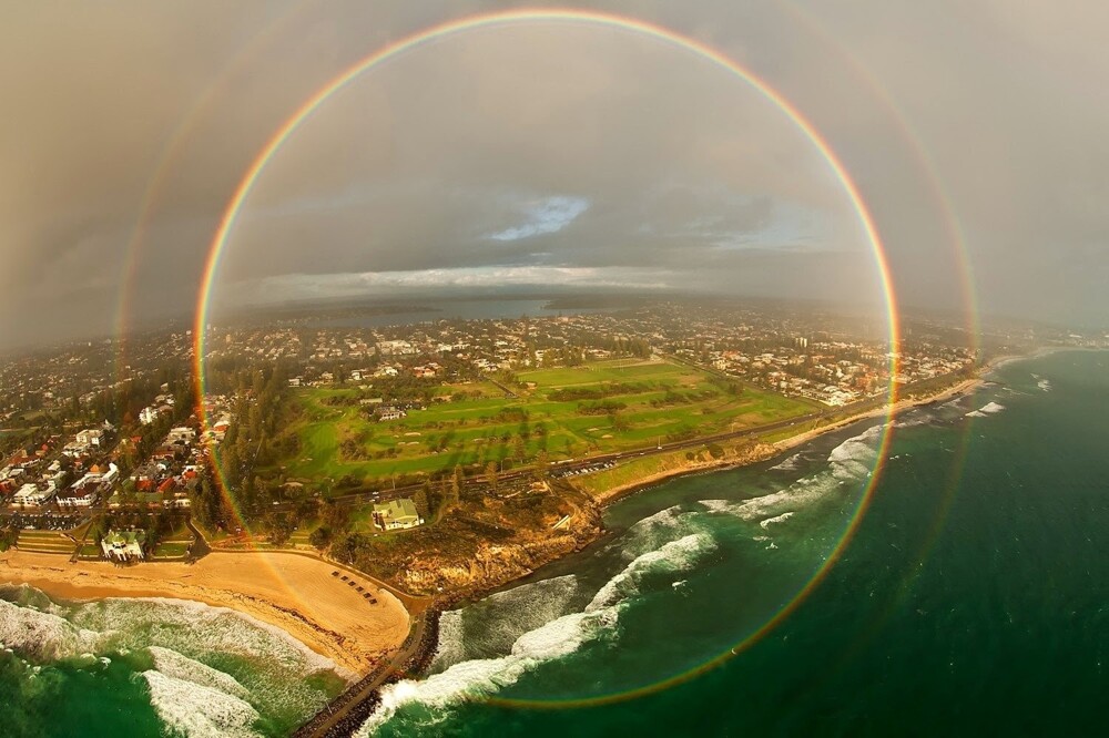 24. Интересное оптическое явление - круглая радуга. Снимок сделан из самолёта