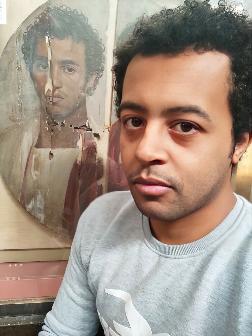 16. Современный египтянин делает селфи с 2000-летним портретом египтянина римской эпохи