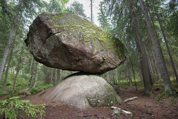 31. Куммакиви - крупный балансирующий валун, который находится на юго-востоке Финляндии в Руоколахти. Он весит 500 тонн и балансирует на другом камне уже 11 000 лет