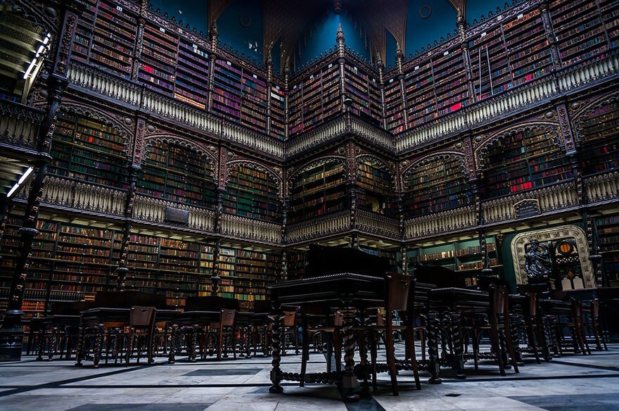 Вот ещё несколько библиотек со всего мира, которые достойны восхищений. Португальская королевская библиотека в Рио-де-Жанейро, Бразилия