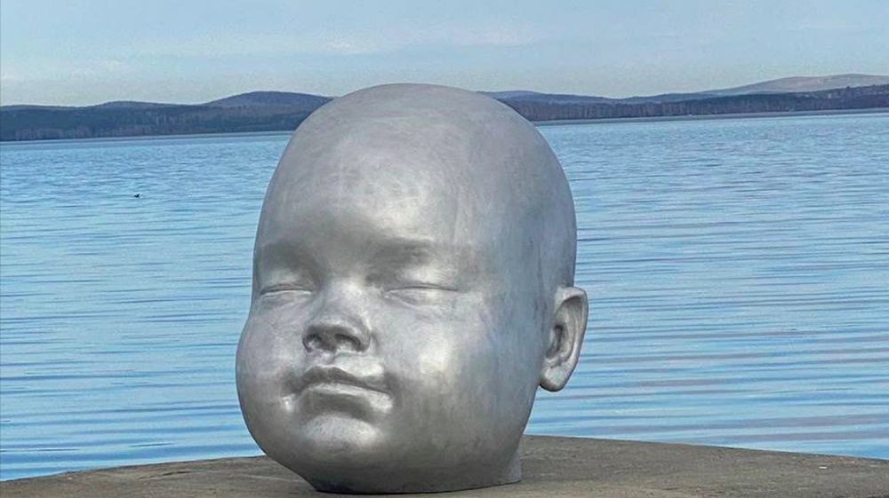 На берегу Верх-Исетского пруда установили гигантскую голову младенца