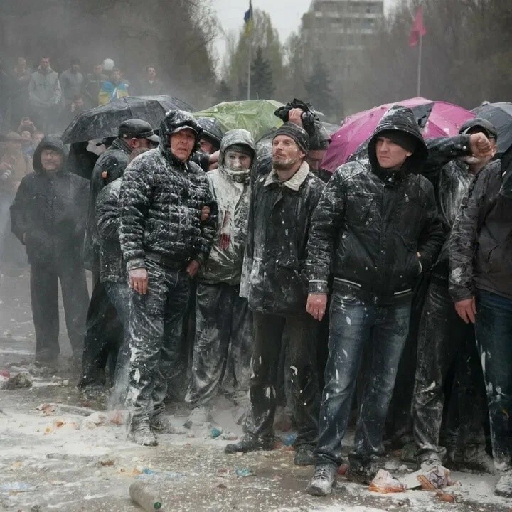 "300 запорожских спартанцев" 13 апреля, 9 лет назад около трехсот запорожцев, участников "антимайданного" митинга, 6 часов стояли в кольце беснующихся нацистов
