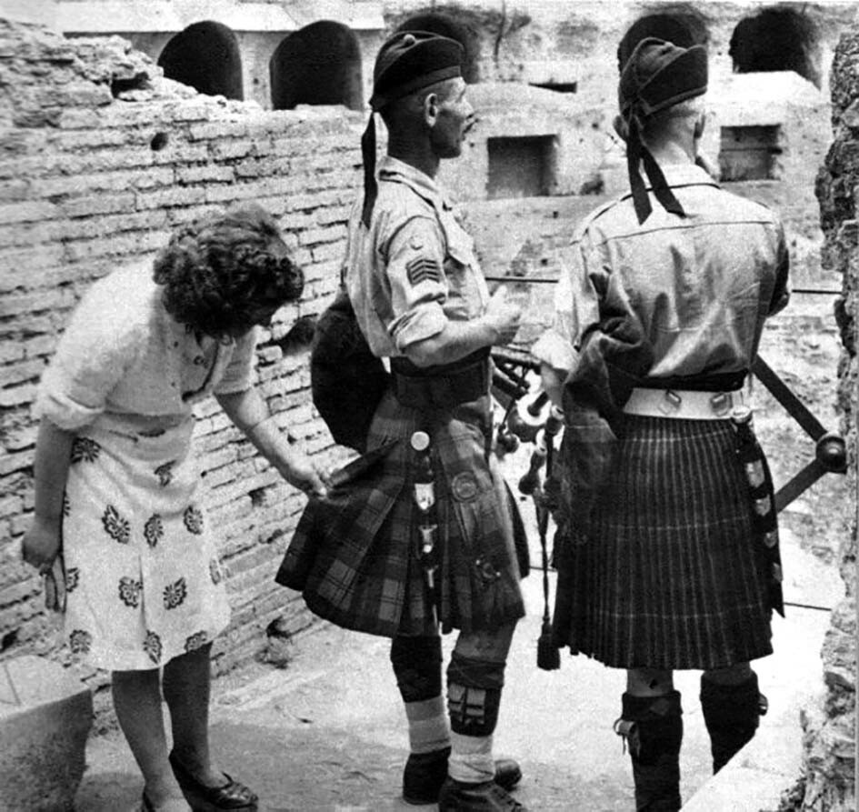 Два шотландских солдата в Италии, 1944 год