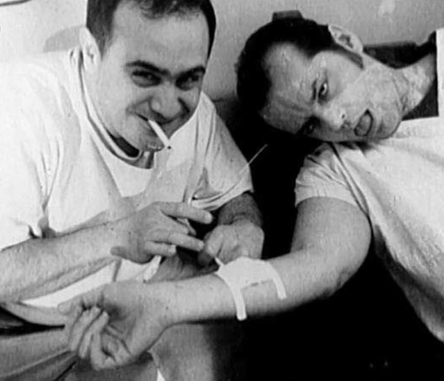 Дэнни Де Вито и Джек Николсон развлекаются на съемках фильма "Пролетая над гнездом кукушки". 1975 год