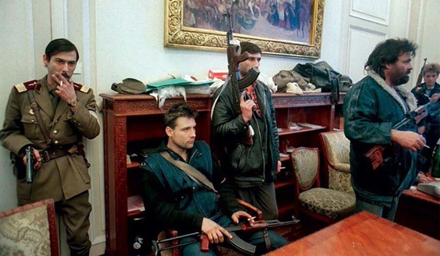 Революционные румыны пришли в кабинет к Николае Чаушеску. Декабрь 1989 год