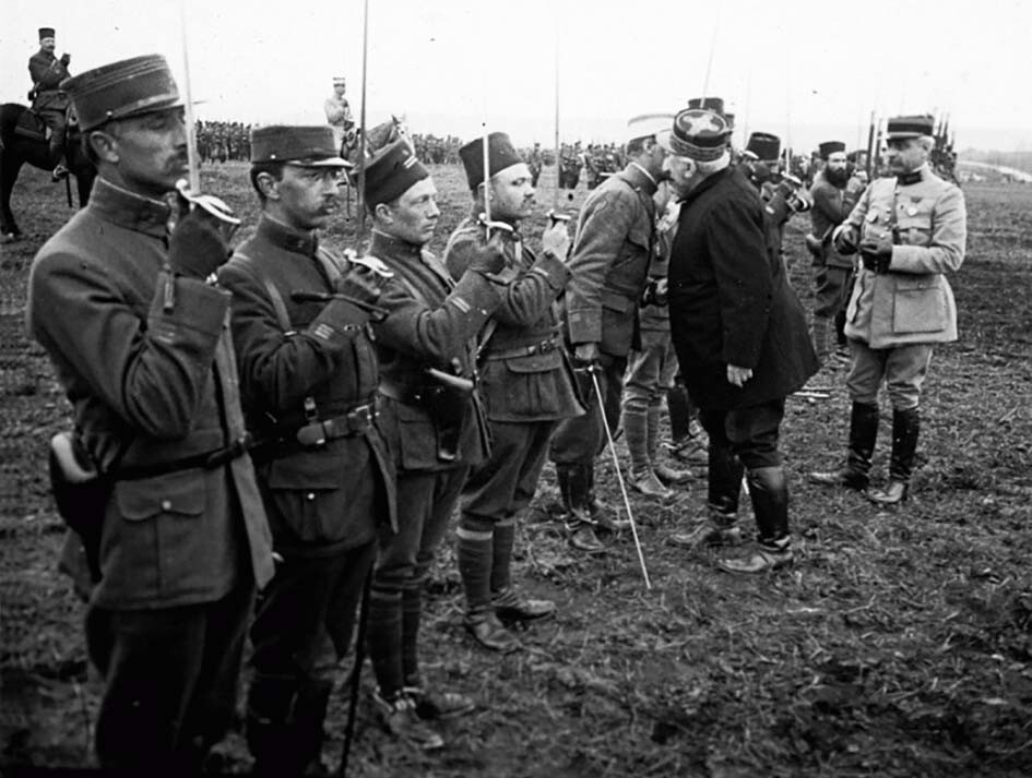 Генерал Жозеф Жоффр вручает награды. Первая мировая война, март 1916 года
