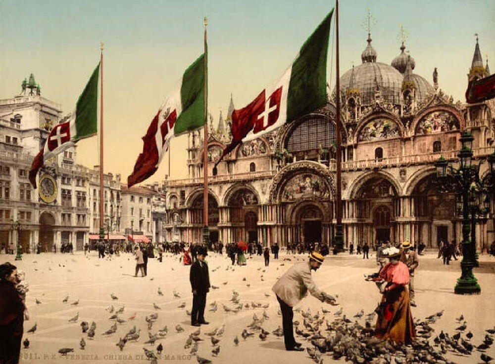Кормление голубей на площади Святого Марка. Венеция. Италия. Фотохромная открытка. 1890 год