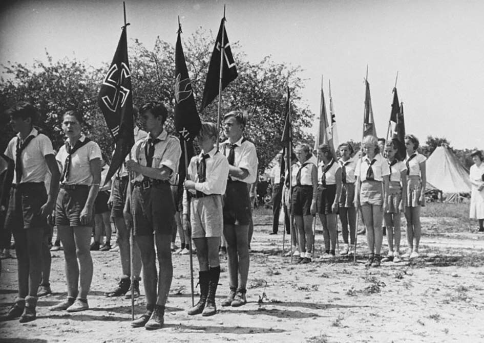 Молодые члены «Германо-американского союза» (German American Bund; Amerikadeutscher Bund; Amerikadeutscher Volksbund, AV) на сборе в летнем лагере «Зигфрид», располагавшемся вблизи Яфанка (Yaphank), на Лонг-Айленде. 1930-е годы