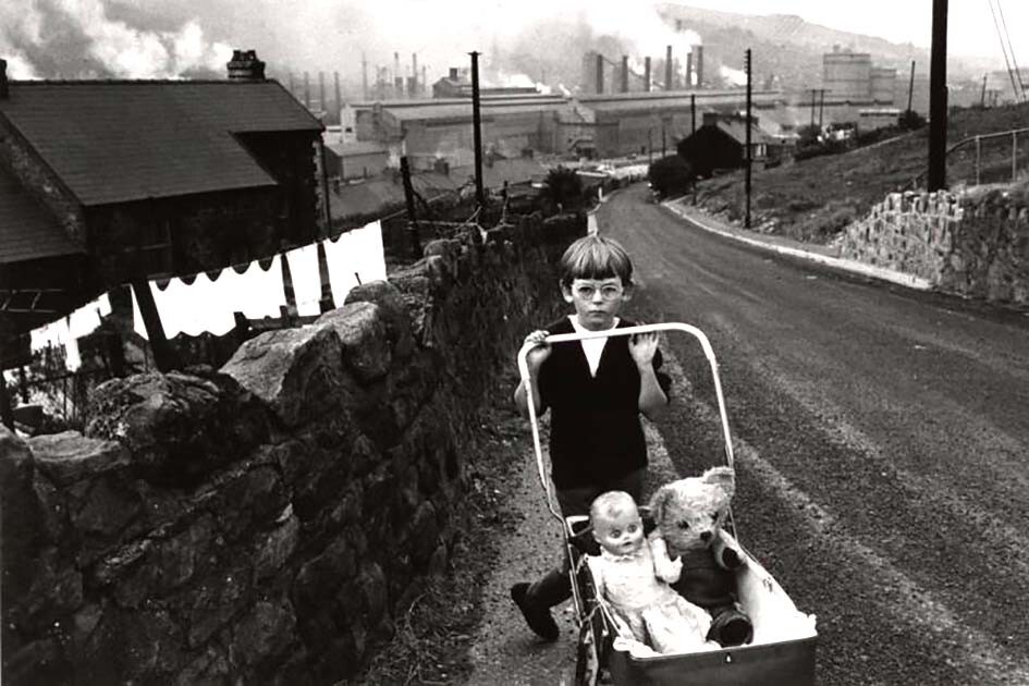 Мальчик с коляской. Уэльс, 1965 год.Фотограф Брюс Дэвидсон