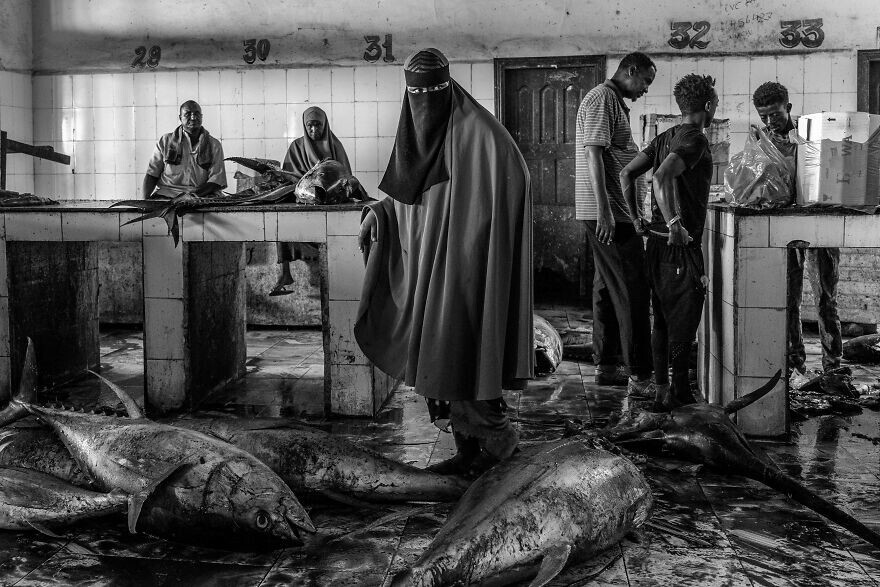 35. Женщина на рыбном рынке в Могадишо, Сомали. Фотограф - Tariq Zaidi