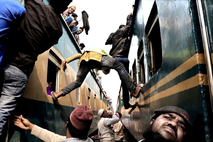 25. "Новый способ посадки на поезд", фотограф - Deba Prasad Roy
