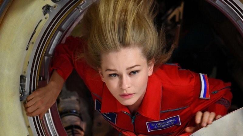"Окропила колесо". Актрисе Юлии Пересильд перед полётом в космос пришлось пописать на автобус