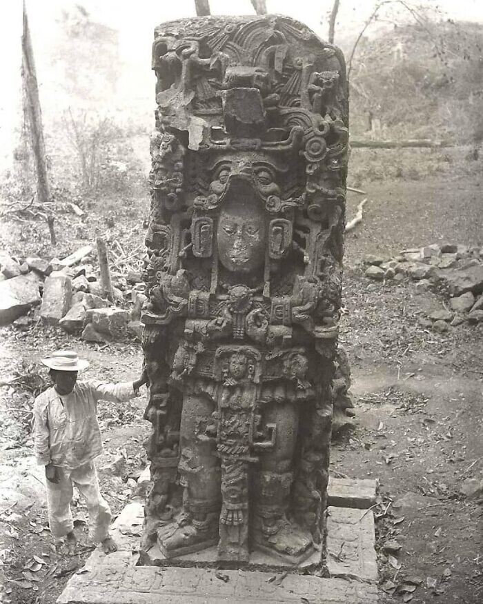 10. Древняя статуя майя в джунглях Гондураса, найденная в 1885 году