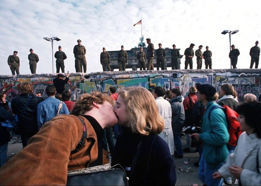 16. Пара целуется перед падением Берлинской стены,  1989 год