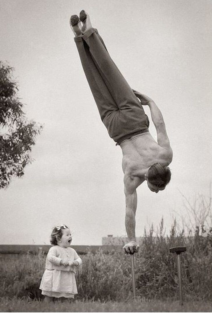 7. Девочка и её папа, выполняющий акробатические трюки