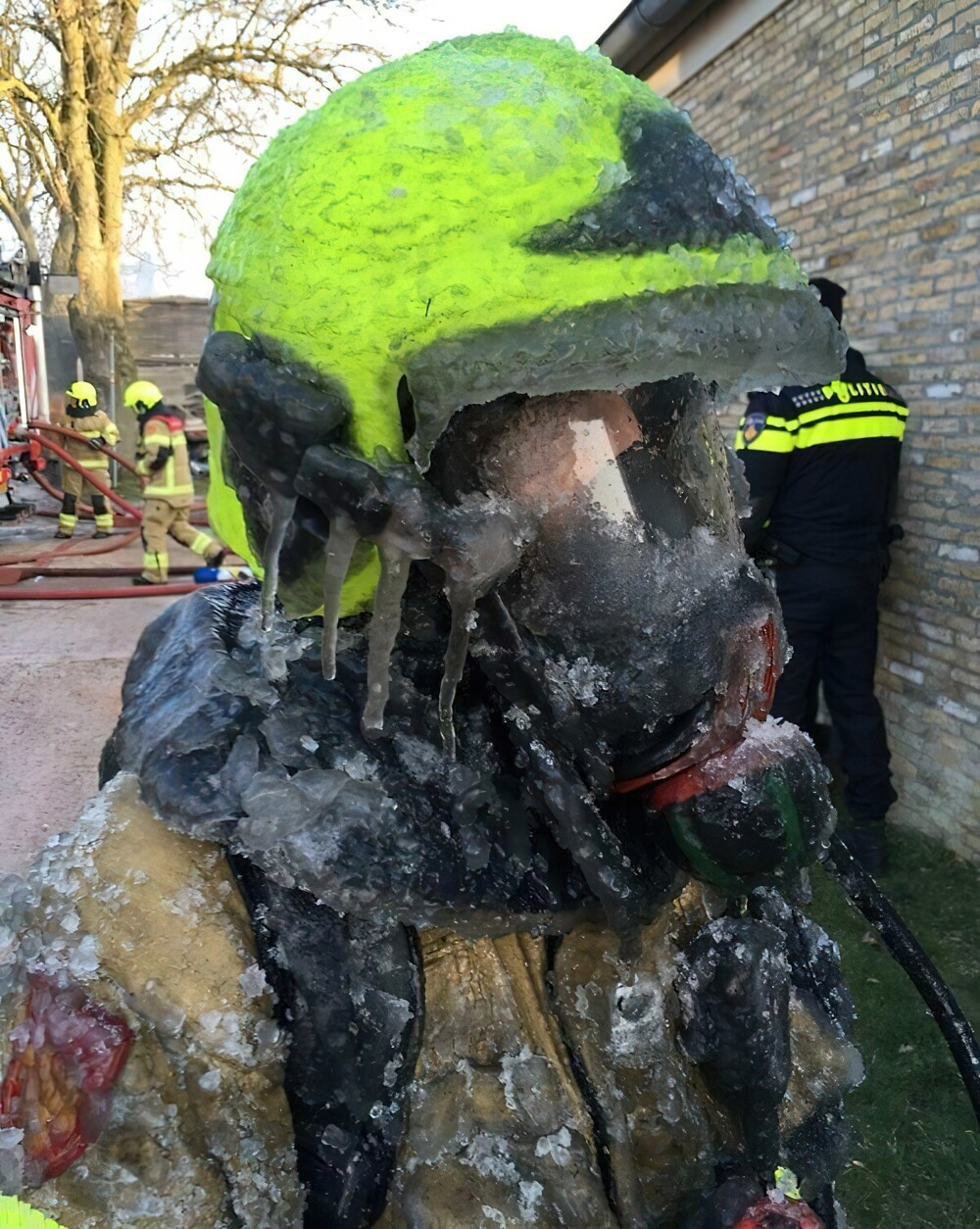 7. «Голландский пожарный после тушения пожара на морозе»