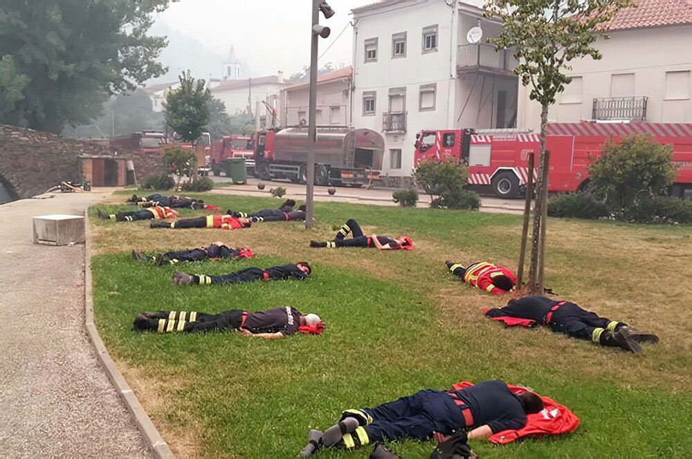 5. «Измученные пожарные отдыхают после тушения пожаров, продолжающихся в центральной Португалии. Они наши национальные герои»
