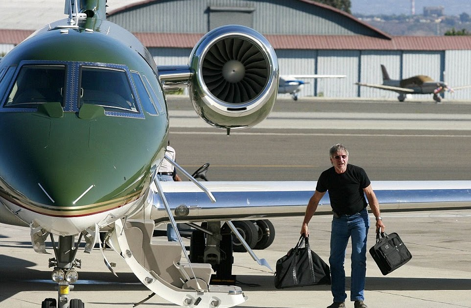 11. Харрисон Форд и сам порой управляет собственным самолётом, у него Cessna 680 Sovereign за 18 млн долларов