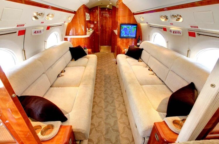 12. Бейонсе подарила мужу Jay-Z самолет с кожаным салоном за 40 млн долларов, внутри есть кухня, спальня, две ванные комнаты