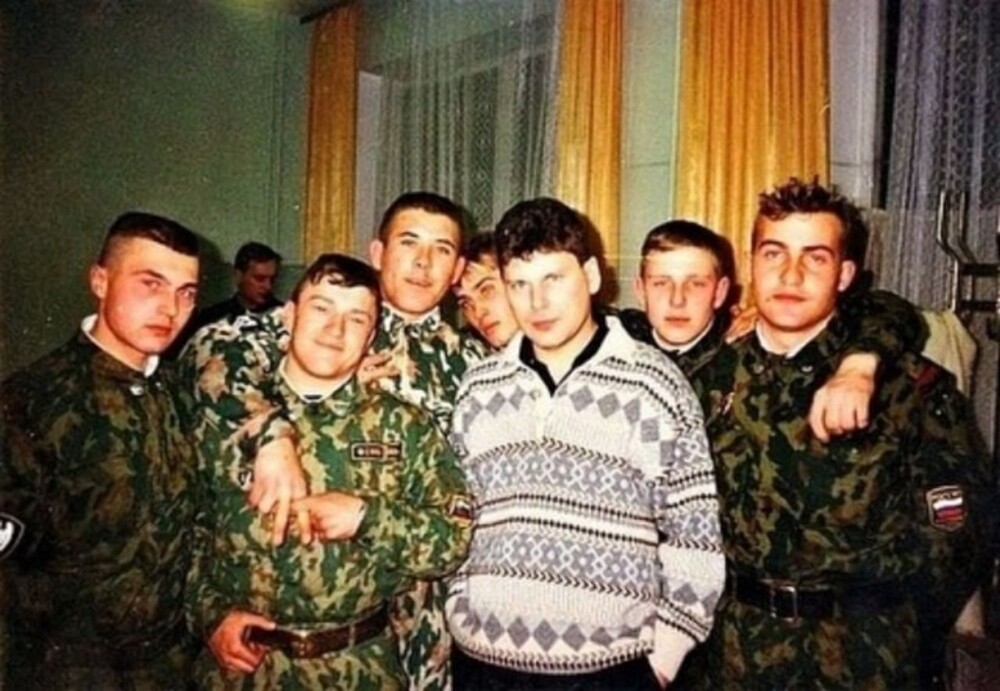 Юрий Клинских с солдатами срочной службы, 90-е