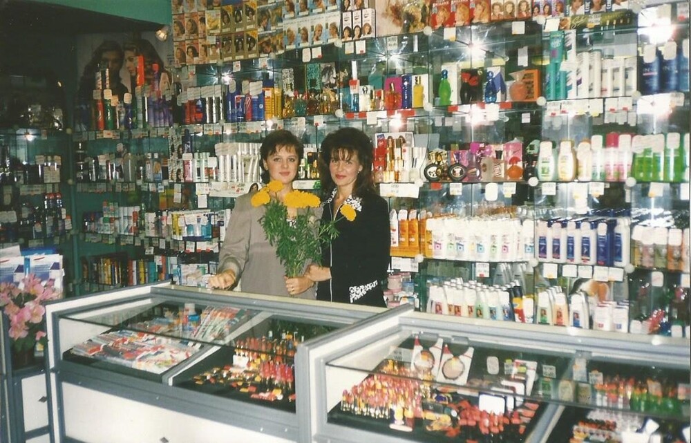 Продавщицы в промтоварном отделе, 1998 год. (Обратите внимание на двойные ценники).  