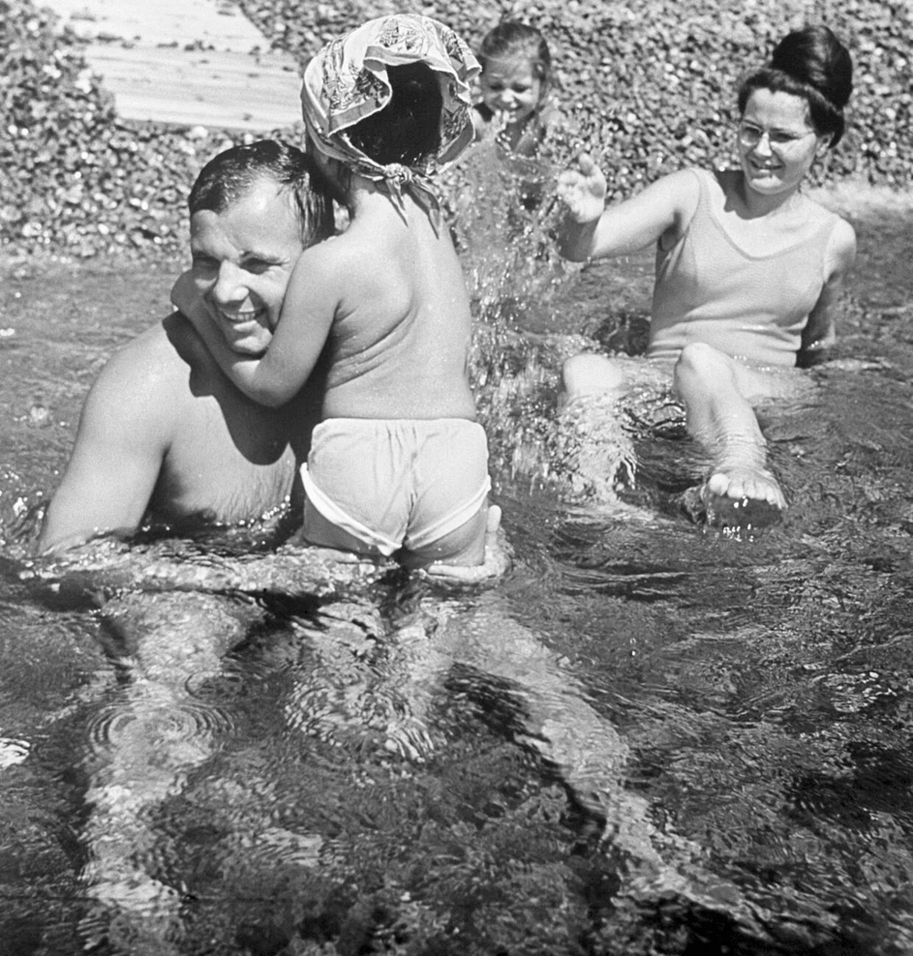 Юрий Гагарин с женой Валентиной и дочерьми на отдыхе в Крыму (1965 год)