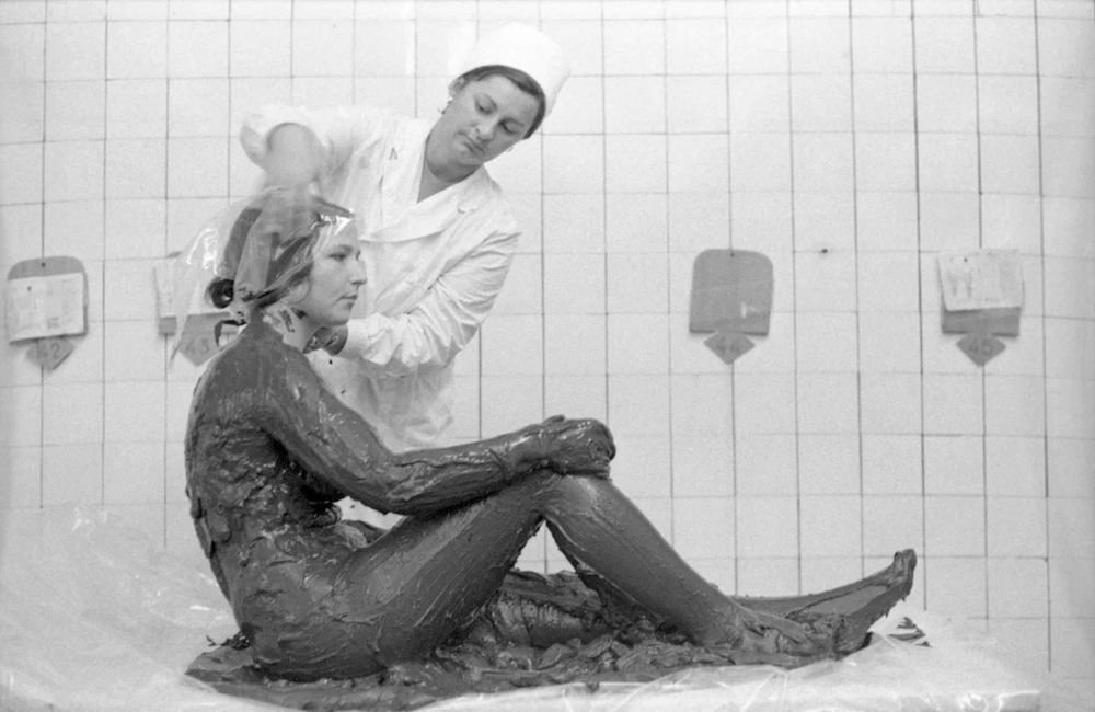 Крымская область. Врач санатория "Ударник" проводит процедуру с использованием лечебной грязи (1975 год)