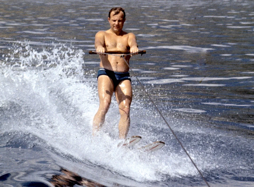 Юрий Гагарин катается на водных лыжах во время отдыха в Крыму (1961 год)