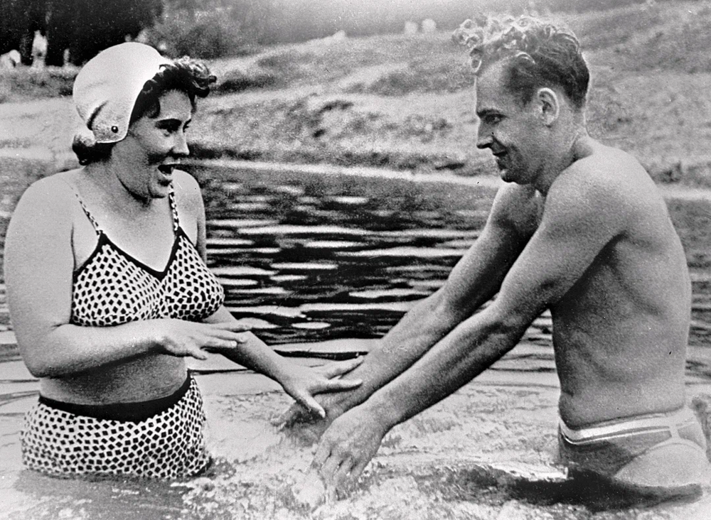 Герман Титов с женой Тамарой купаются в реке (1961 год)