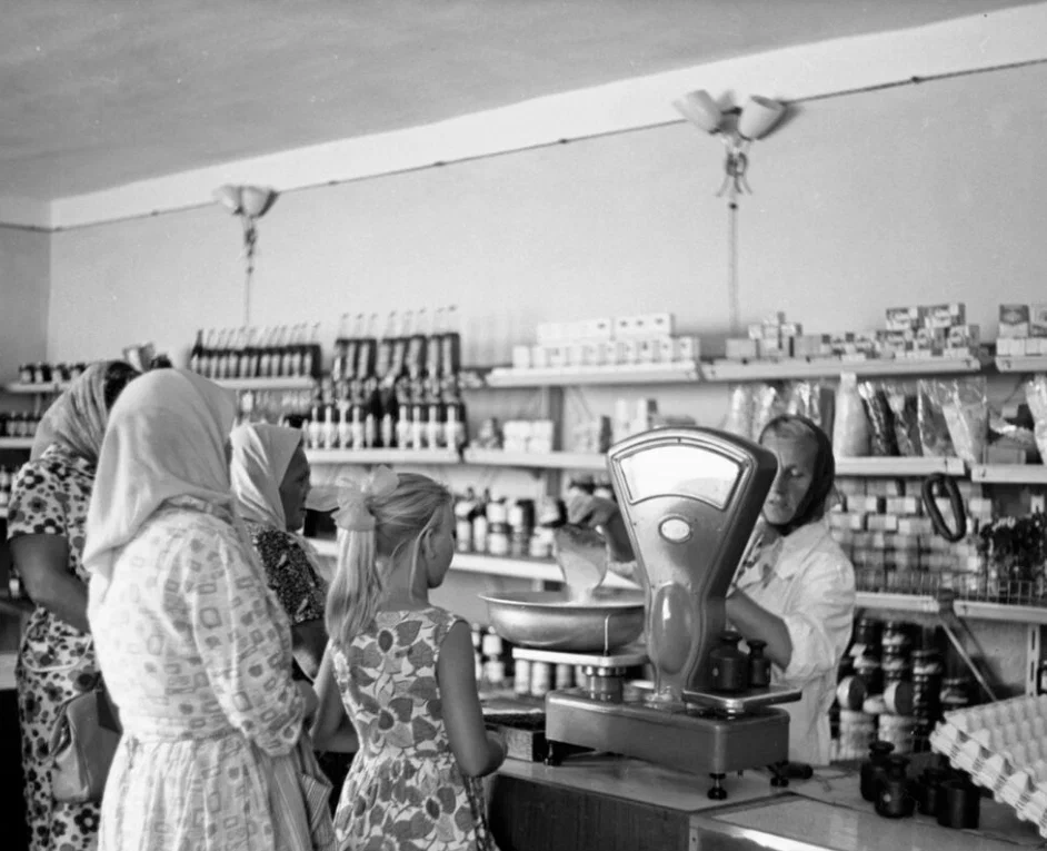 Покупатели в магазине села Елизаветовка, 1967 год