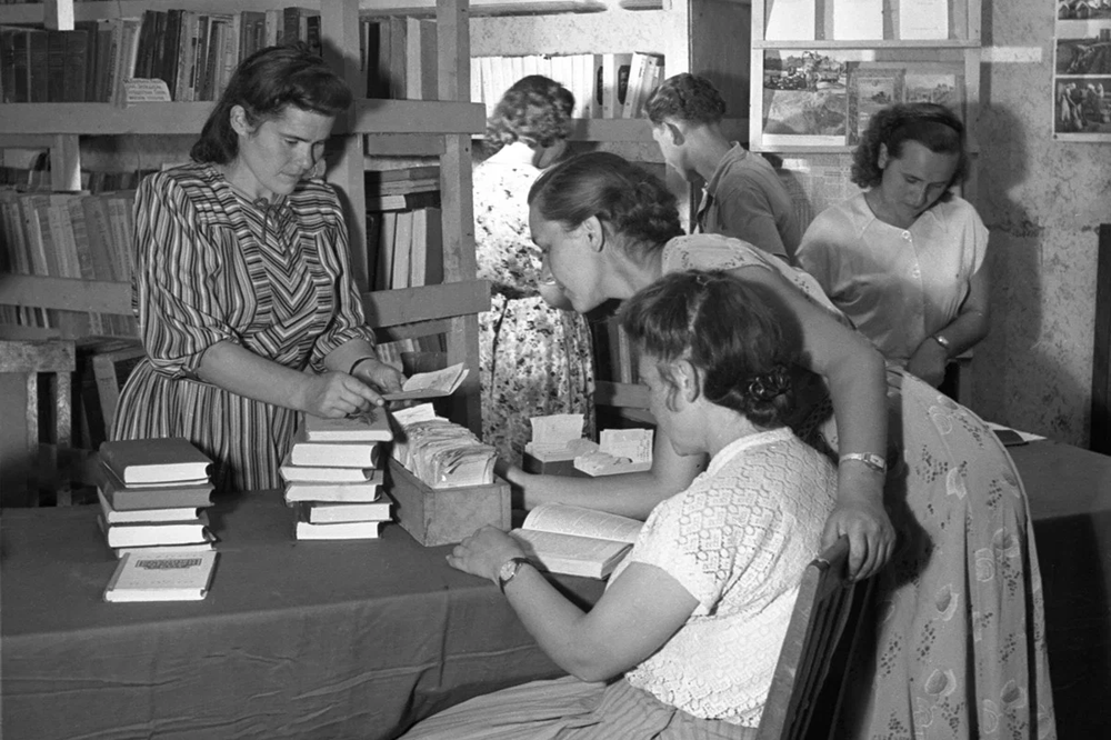 Девушки в библиотеке колхоза имени В. И. Чапаева, село Иловка, Алексеевский район, Белгородская область, 1956 год