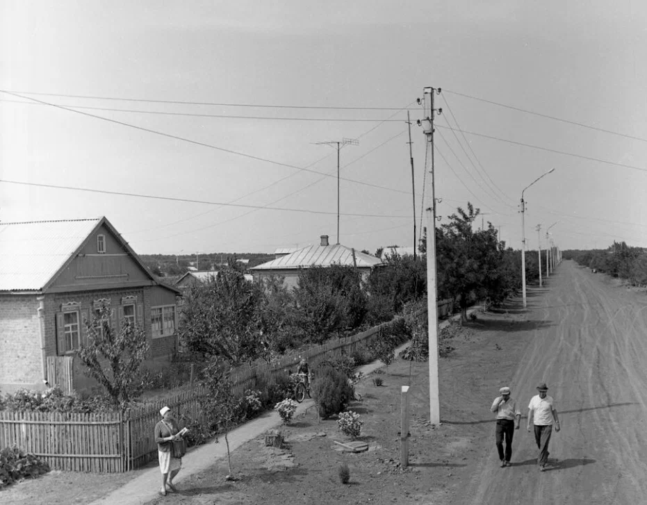 На одной из улиц колхозного поселка в Ростовской области, 1969 год