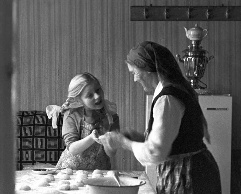 Школьница на зимних каникулах в гостях у бабушки, 1971 год