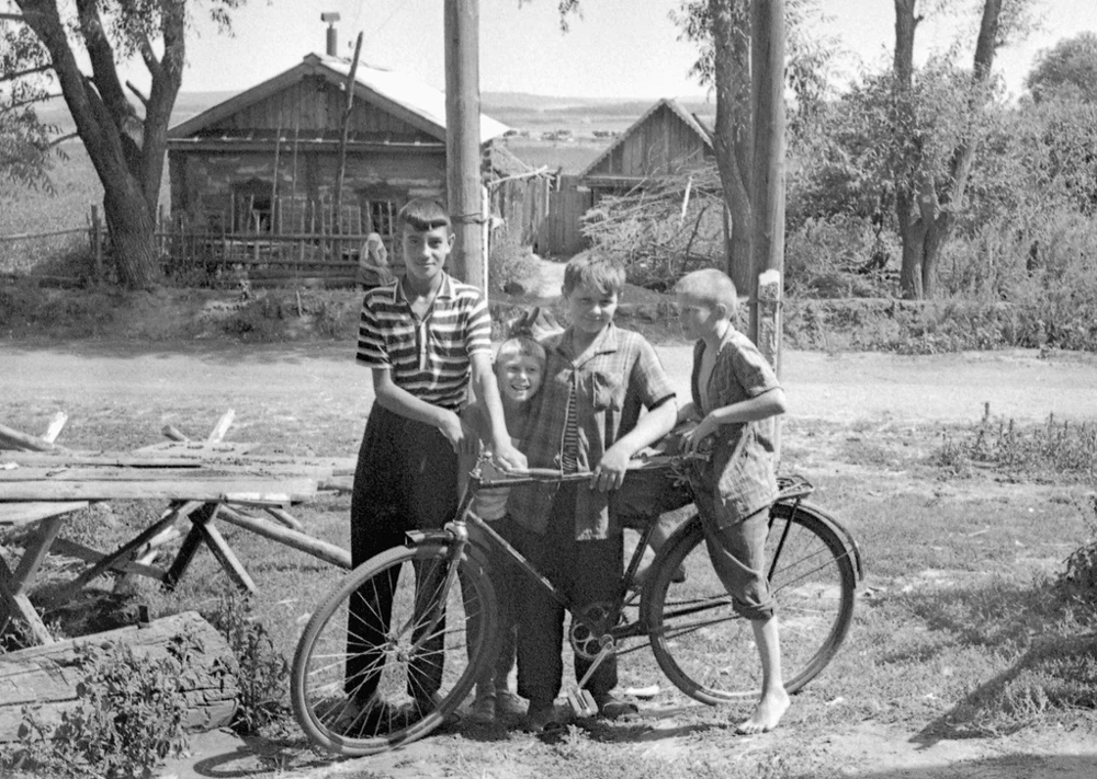 Деревенские ребята с велосипедом, 1972 год 