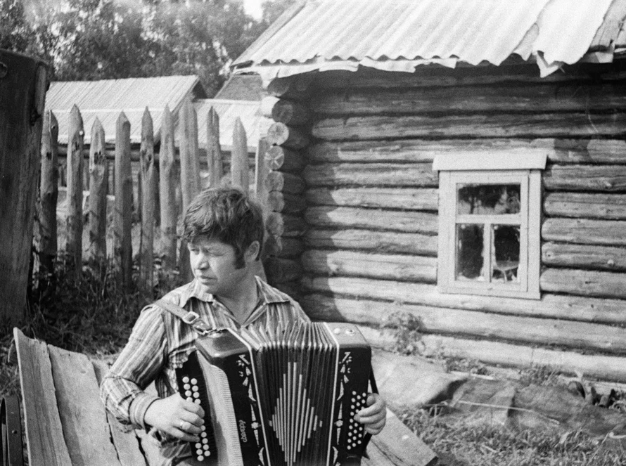 Мужчина играет на гармони, с. Есиплево, 1970-е годы
