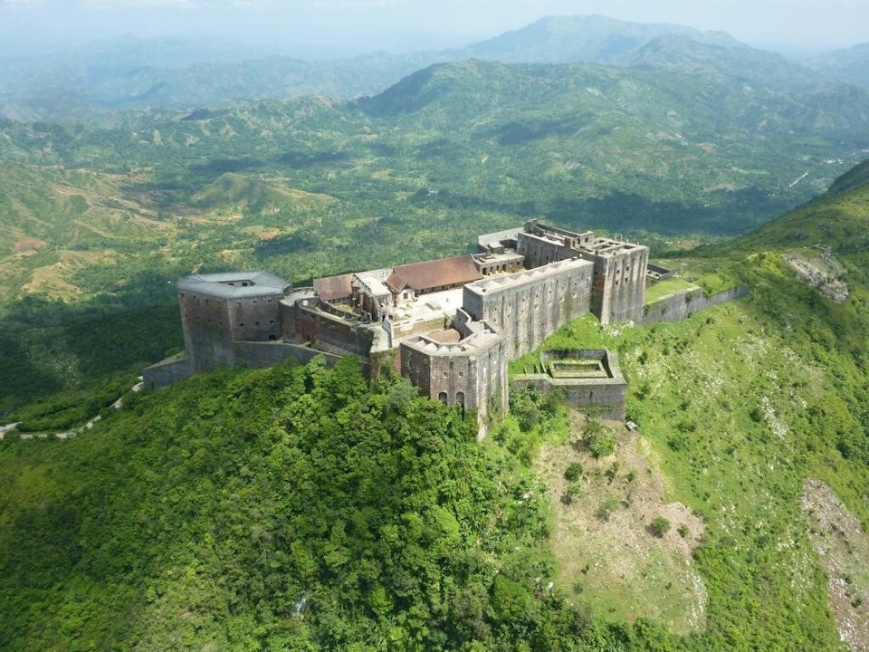 10. Цитадель Ла-ферьер. Крепость располагается на севере Гаити, на вершине тысячеметровой горы, в 27 километрах от города Кап-Аитьен