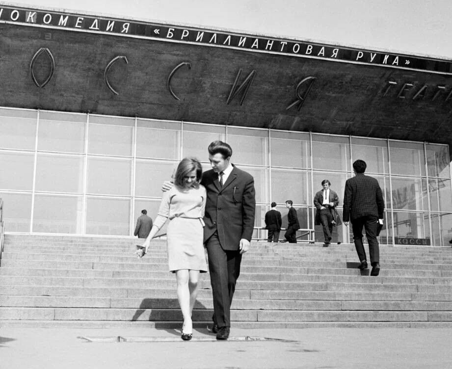 Ангелина Вовк и Георгий Чертов у кинотеатра «Россия», 1969 год