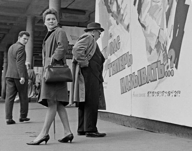 Лариса Голубкина у кинотеатра «Россия», 1965 год